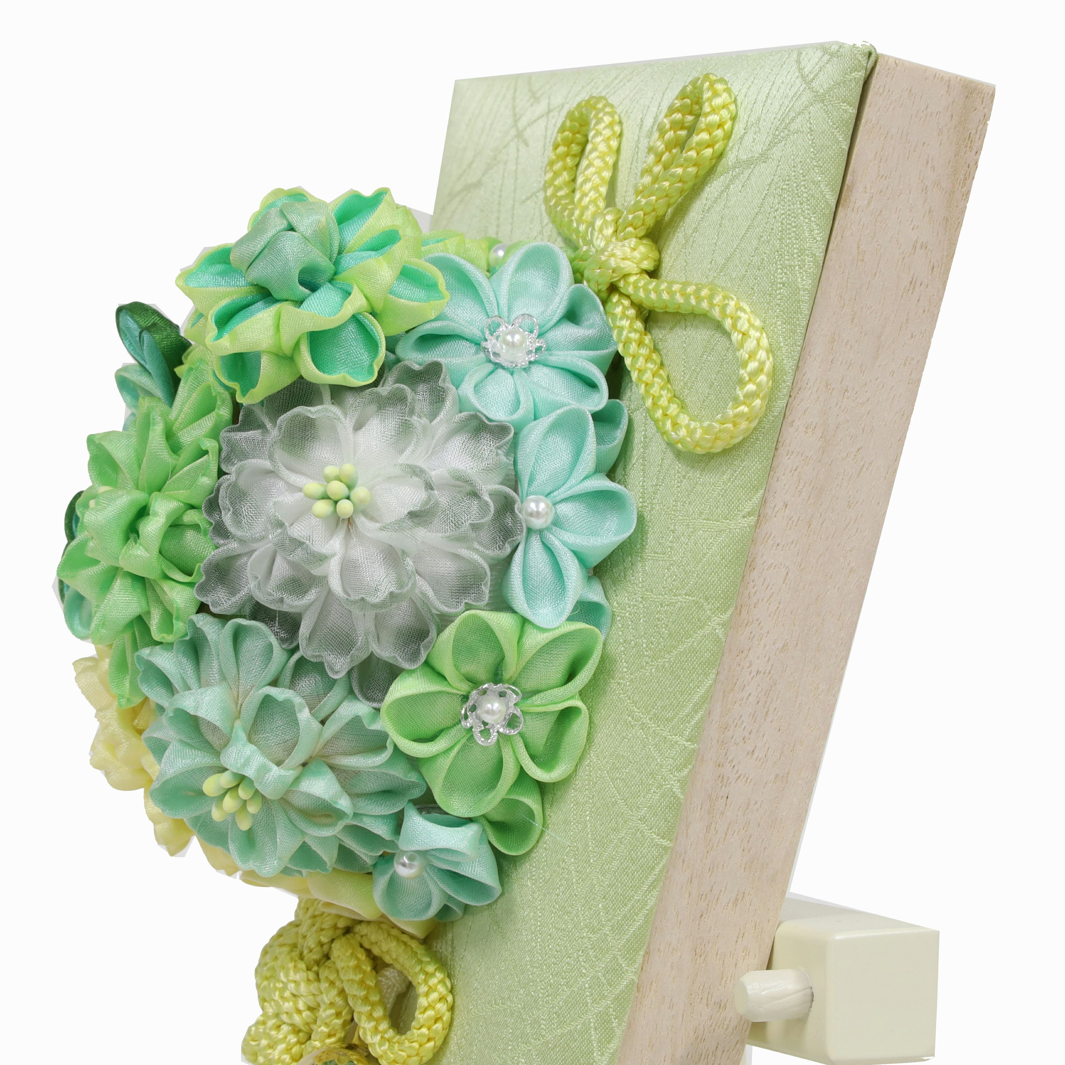 羽子板飾り「10号久寿玉/萌黄」 | つまみ細工羽子板 | 人形の東玉